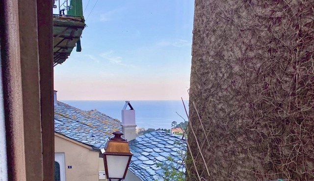 Charming atypical setting between sea and mountains 10 minutes from the city center