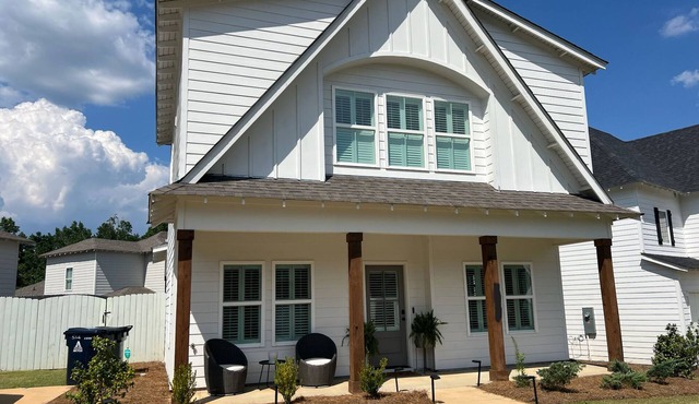 Charming Auburn cottage near campus—perfect for game weekends and cozy getaway.