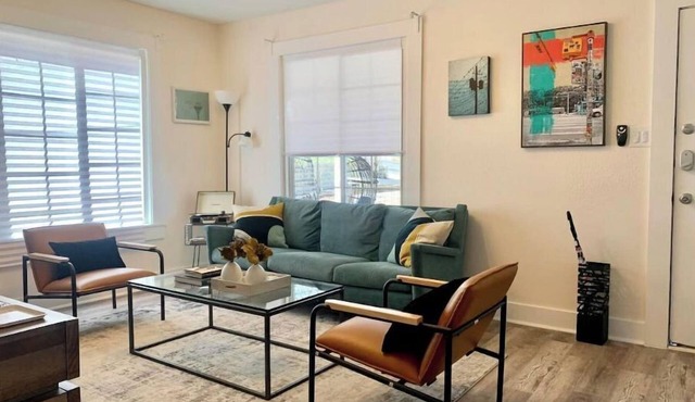 Charming Austin Cottage, Work/Vacation Lifestyle