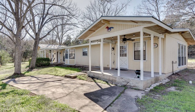 Charming Austin Home on 2 Acres: BBQ & Yard!