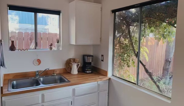 Charming back house in walkable Los Feliznn