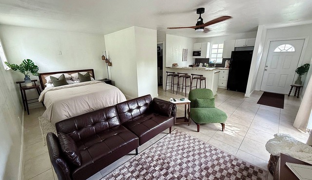 Charming backyard cottage in Ft Lauderdale w/backyard BBQ and fire pit