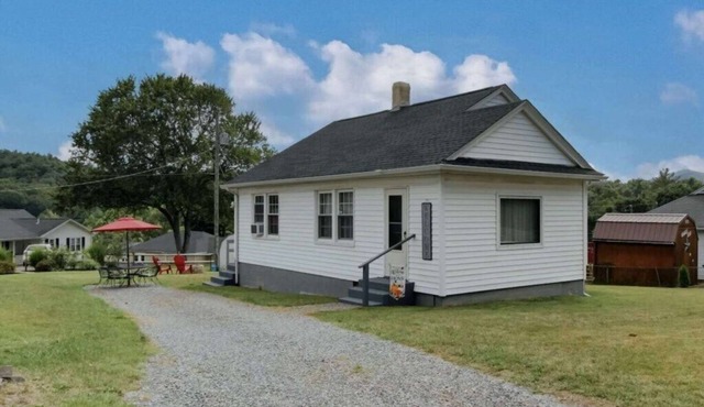 Charming Bacova Village Cottage Near Lake Moomaw