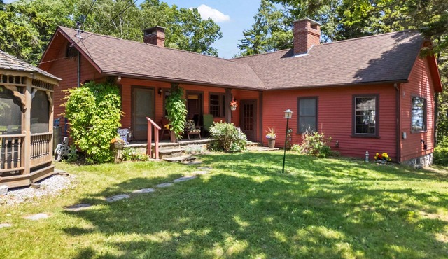 Charming Bailey Island Coastal Getaway with Stunning Casco Bay Views.