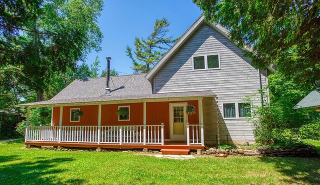 Charming Baileys Hollow Cottage