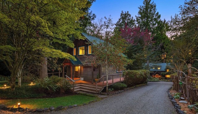 Charming Bainbridge Island Cottage with Comforts