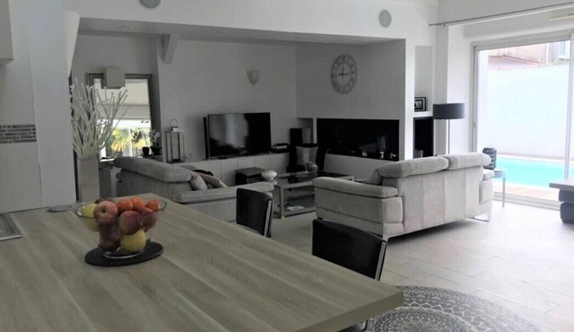 CHARMING BARN 240 m2 in town / SWIMMING POOL / 9 pers.