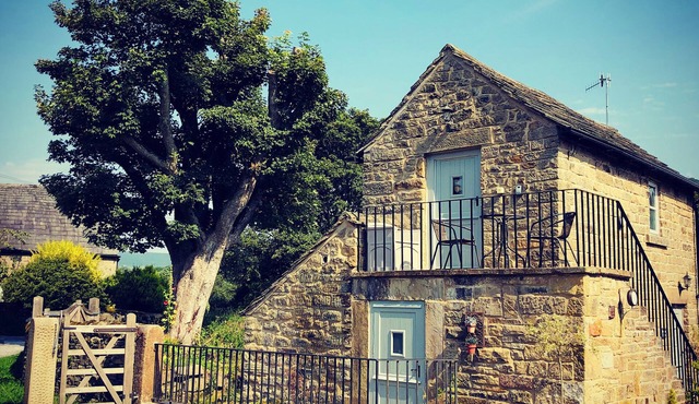 Charming Barn-Hathersage - Private Off Road Parking -Stunning Views & Mill Pond