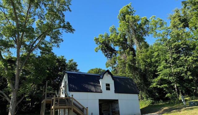 Charming barn in Glasgow, modern amenities, private setting close to downtown