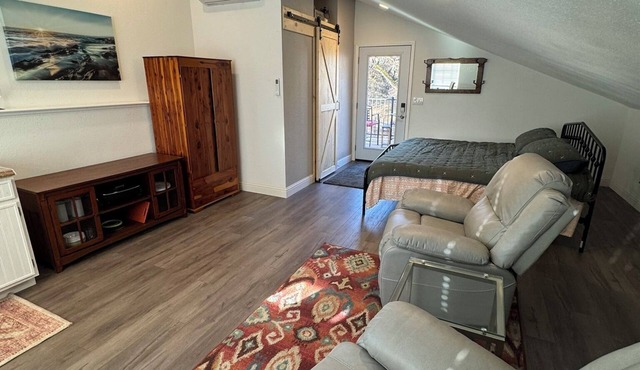 Charming barn loft in Cool Ca n30 day minimum stay
