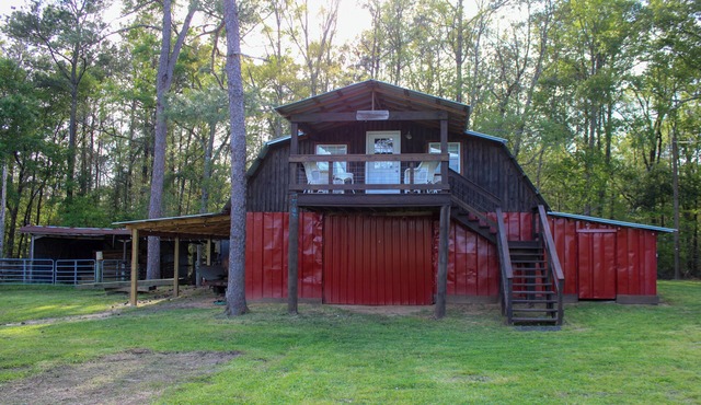 Charming barn nestled in a picturesque farm setting meets farmhouse elegance