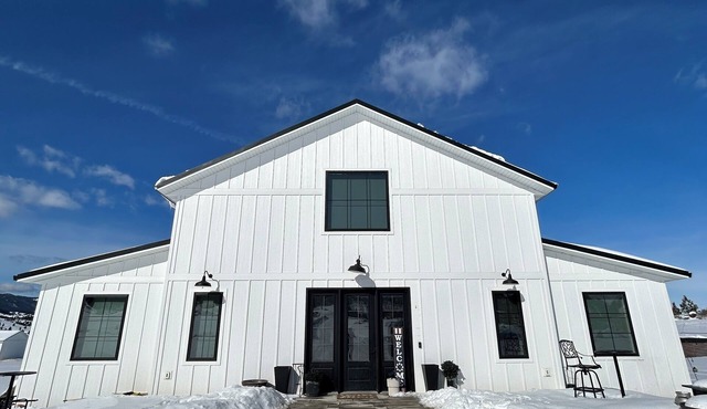 Charming barn only 5 drive minutes from Helena! With an acre soccer field!