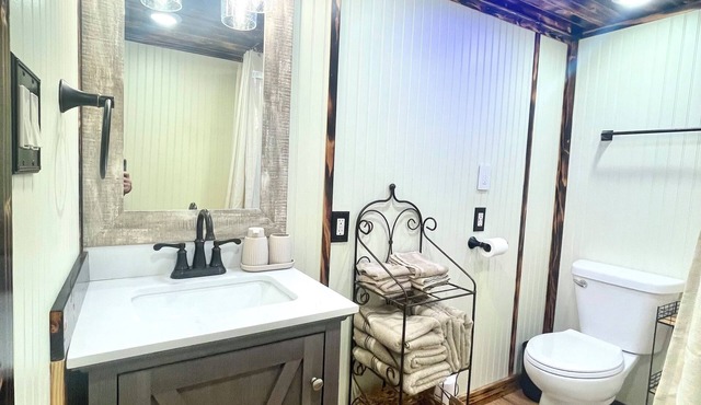 Charming barn with 1 bedroom and AC, WiFi in beautiful Brookhaven