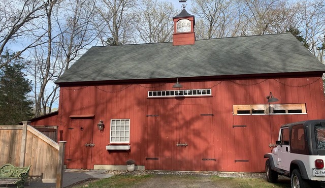 Charming barn with 1 bedroom and WiFi, AC in lovely Fairfield, CT