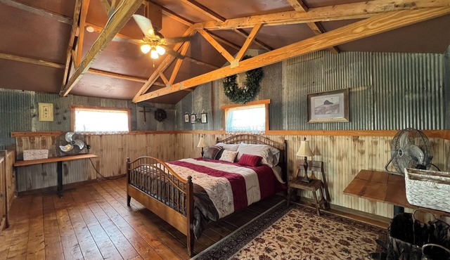 Charming barn with AC in Rogersville - 2 bedrooms available