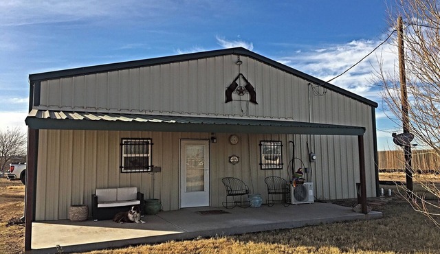 Charming barndo in terrific Lubbock with WiFi, AC