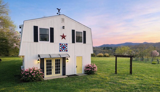 Charming Barndominium with Beautiful Mountain Views & Hot tub! Pets Welcome!