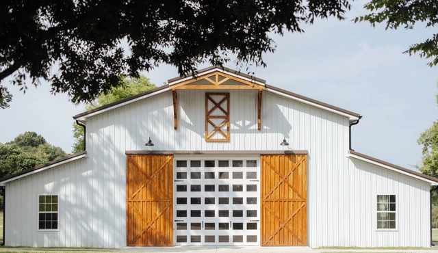 Charming barndominium on 110 peaceful acres in the hills of TN; sleeps up to 16.