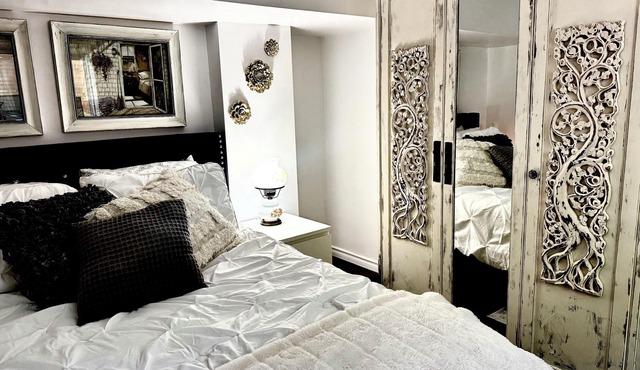 CHARMING BASEMENT APARTMENT MINUTES FROM DOWNTOWN, LITTLE LAKE, AND AMENITIES