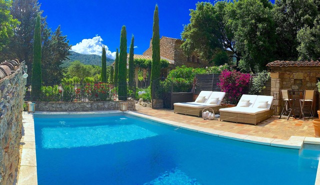 Charming Bastides with pools on a pristine vineyard in a stunning location