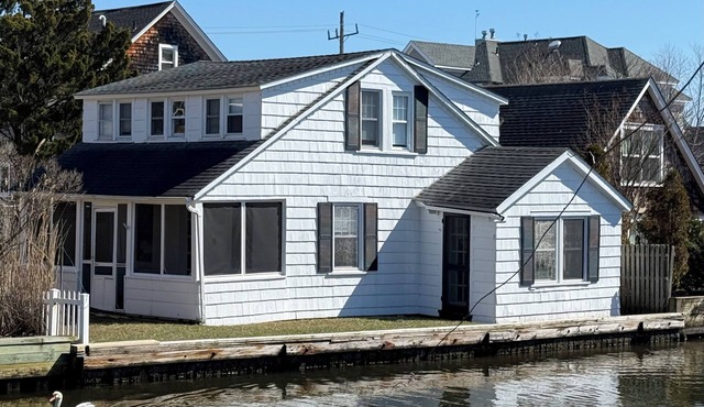 Charming Bay Head Waterfront Cottage with Yard: Easy Walk to Beach & Town