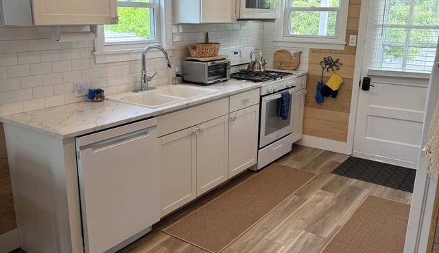 Charming Bayfront Cottage! Peaceful Escape with Stunning Sunsets.