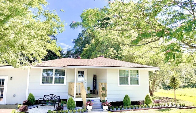 Charming bayou-side cottage perfect for a Cajun Country retreat