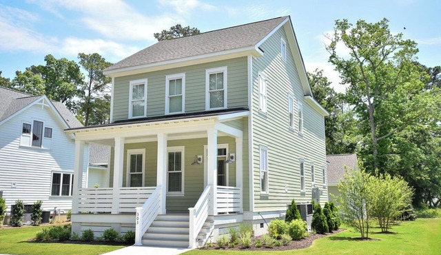 Charming Bayside Retreat – Walk to Beach & Life Center Pools!