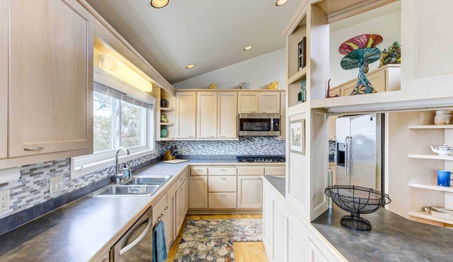 Charming ‘Bayview Art House’ with Deck & Grill!