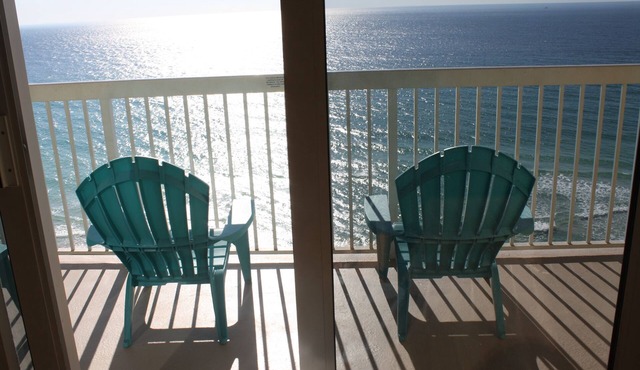 CHARMING BEACHFRONT 1BR/2BA LOW FLOOR AMAZING VIEWS & SUNSETS!