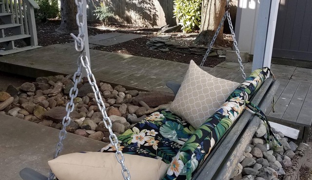 Charming Beach block getaway! Leave your sheets, towels at home! You're on VACA!