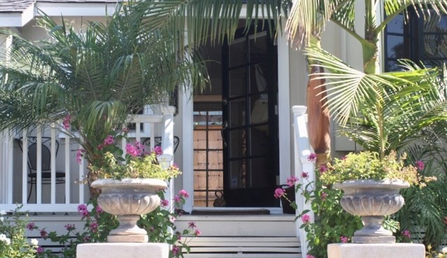 Charming Beach Bungalow in South Laguna Beach Village. Private Property Parking,