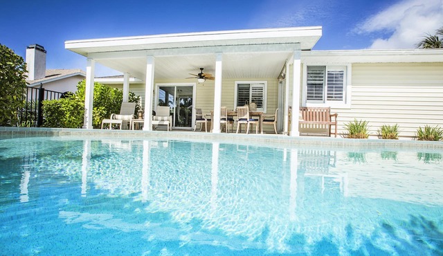 Charming Beach Cottage with private pool - only 2 miles to stunning Bonita Beach