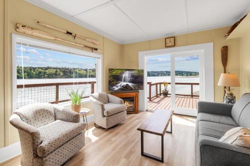 Charming Beach Cabin in Quartermaster Harbor