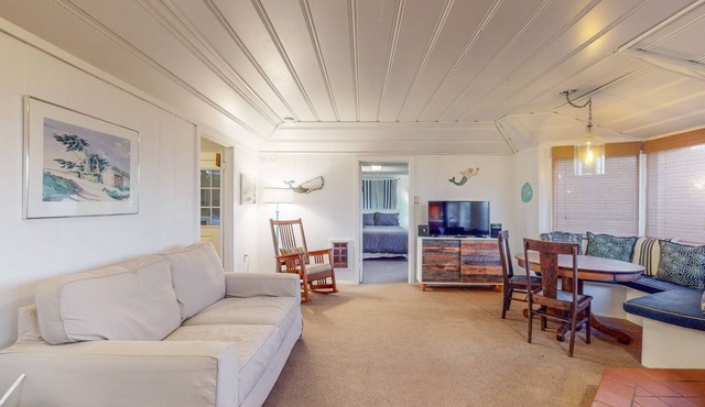 Charming beach cottage with an ocean view, WiFi, gas fireplace, & full kitchen