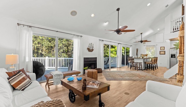 Charming Beach Cottage, 100 Steps to the Beach. Pet friendly. King Bed.