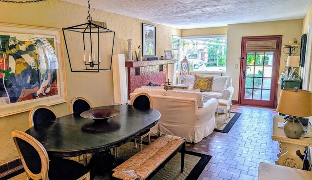 Charming Beach Cottage on Lido Beach.walk to the beach and St Armand's Circle