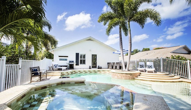 Charming Beach Cottage with private Pool&Spa! Walk to stunning Vanderbilt Beach
