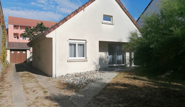 Charming Beach House, 50m from Shore, 5 BR, Garden, Family-Friendly