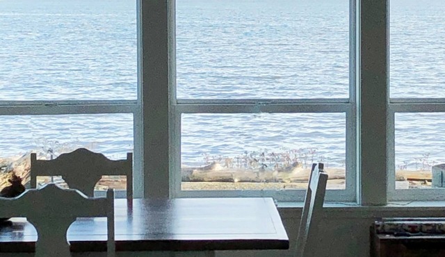 Charming Beach Front Getaway at Sandy Point