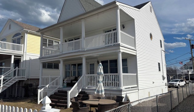 Charming Beach Front 3-bedroom house in Ocean Gate with WiFi and AC