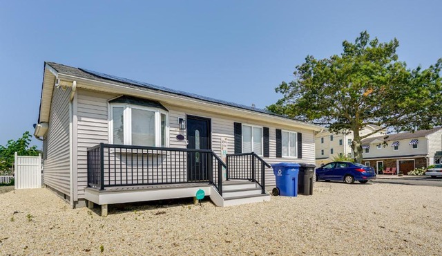 Charming Beach Haven West Home 1 Mi to Beach!