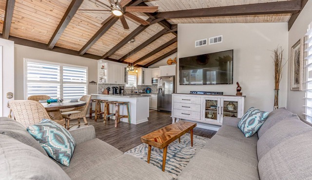 Charming beach house/Canal living/Grills/kayaks!