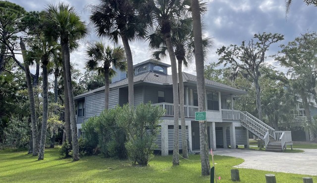 Charming Beach House, Pets considered, Bikes, Ping Pong, next to Deer Lake Pool!
