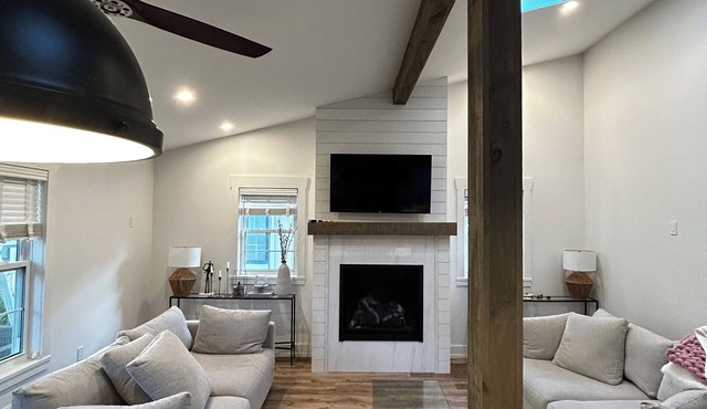 Charming Beach House Minutes From Beach