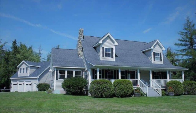 Charming Beach House - Fire Pit & Jetted Tub