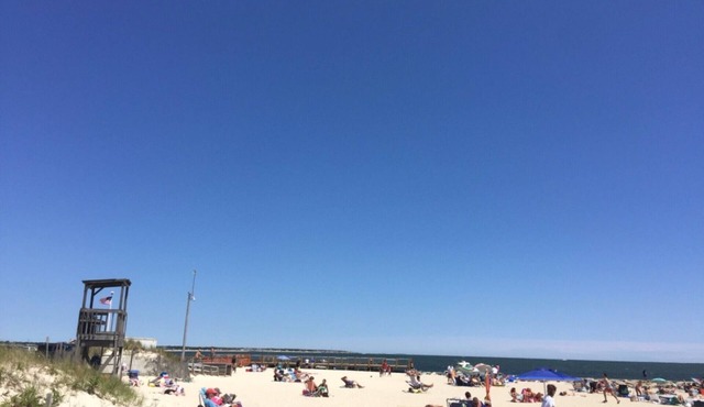 Charming Beach House Getaway! Enjoy quick walk to beach & other amenities!