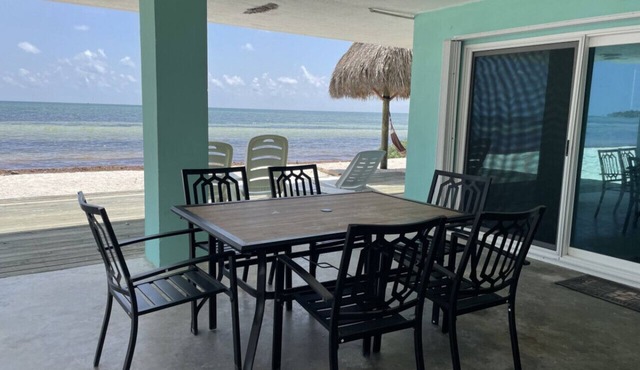 *Charming Beach House directly ON the beach