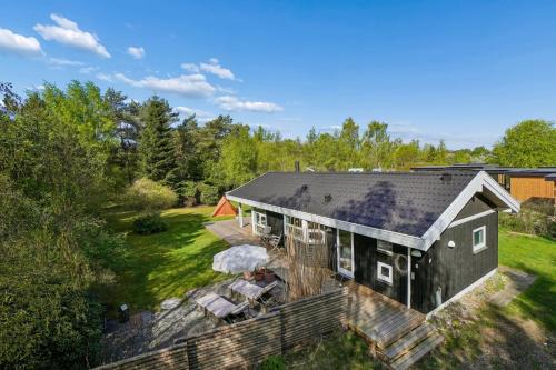 Charming Beach Retreat With 3 Bedrooms Sleeps Six
