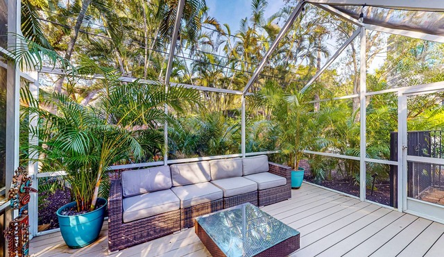 Charming beach retreat 1 block from Las Olas with dog-friendly yard & lanai